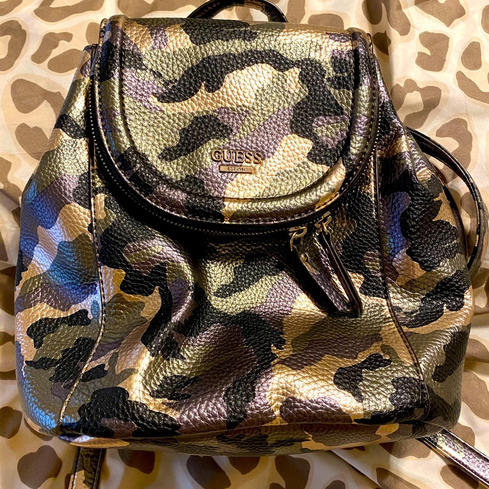 GUESS CAMO PURSE/BACKPACK